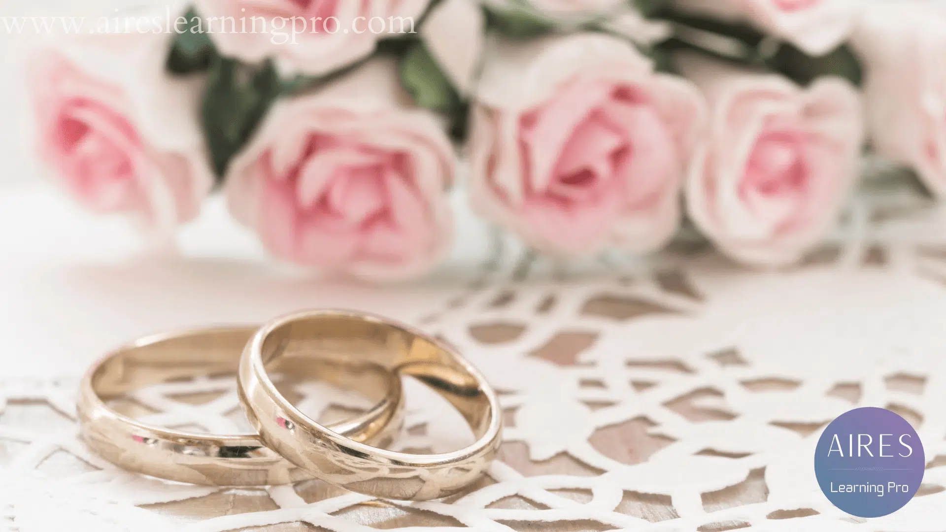 Imagem presente no meu artigo: "15 ótimos motivos para aprender italiano", onde se pode ver um bouquet de rosas e duas alianças.